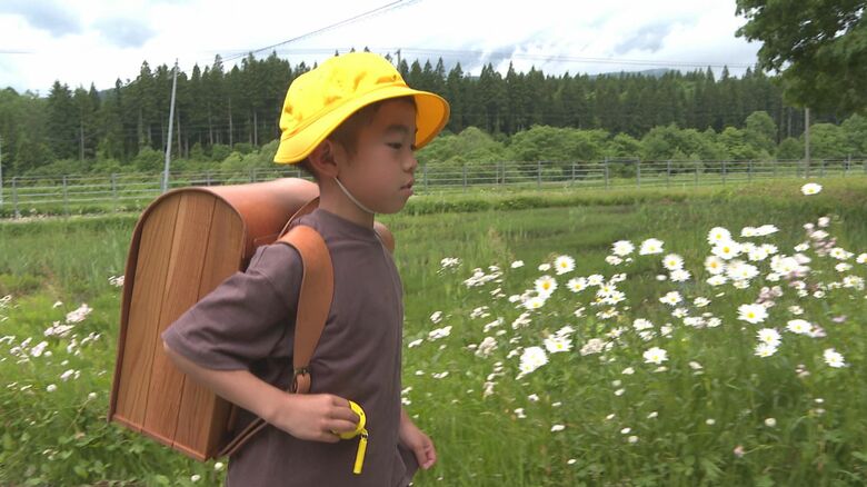 父手作りの木製ランドセルで通学する工藤暖くん