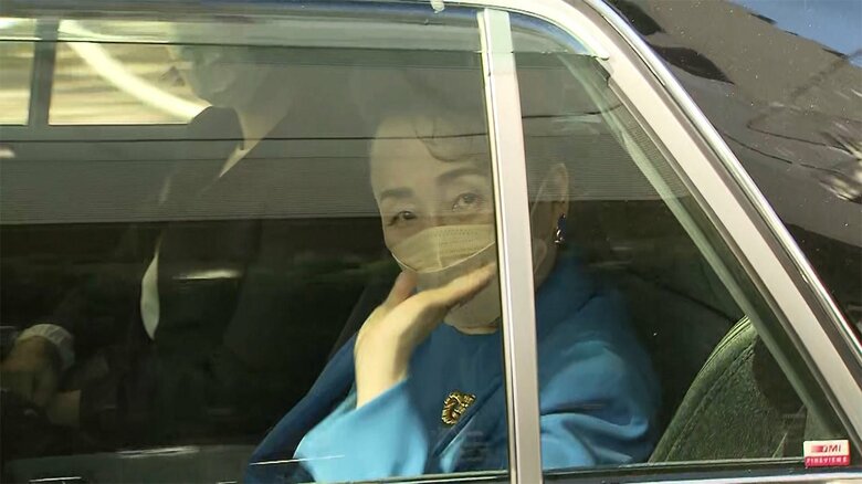 信子さまは、にこやかに手を振り、退院された（去年11月24日）