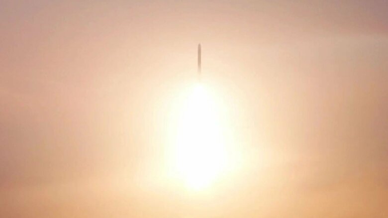 北朝鮮メディアが報じた31日発射した長距離弾道ミサイルの写真