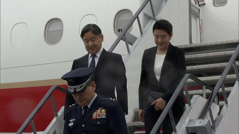 硫黄島に到着された天皇皇后両陛下