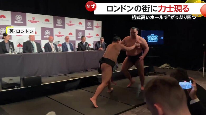 報道陣のフラッシュが瞬いていた力士が四股やすり足などを披露した会場