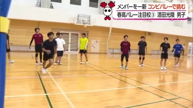コートで全体練習に励む部員たち