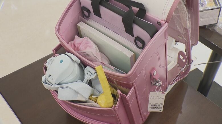 収納が拡大できるランドセル　水筒も難なく入れられる