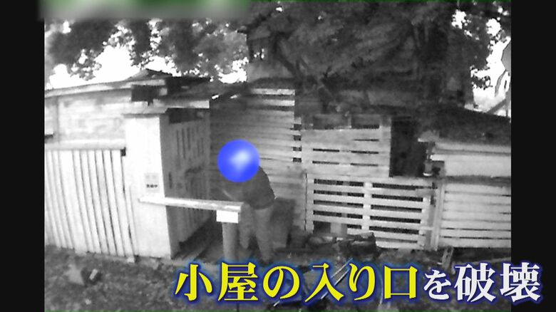 ヤギ小屋に自転車で現れた高齢の男