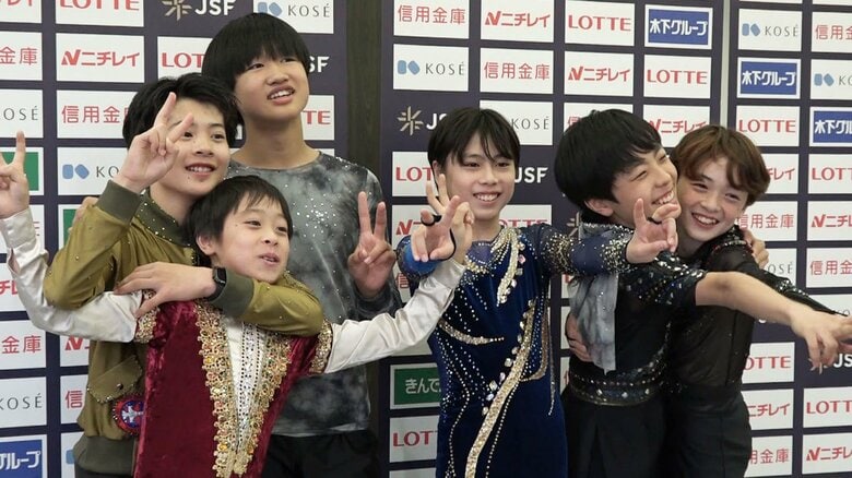 ノービスA男子の表彰式後、和気あいあいとする選手たち