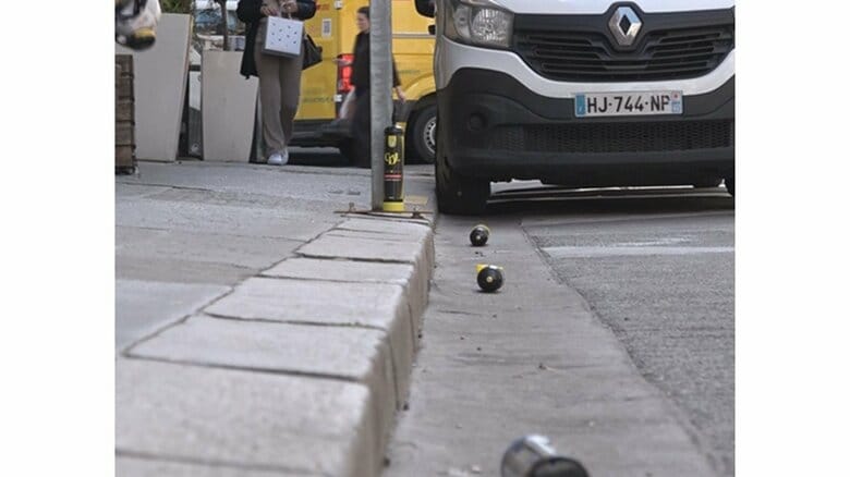 この通りには小学校も…道ばたに転がるガスボンベ