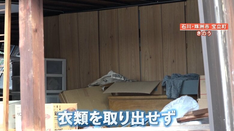 衣類などが残された家の中