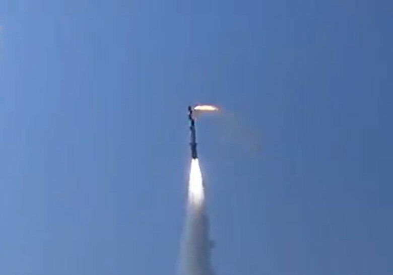 発射直後のブラモス超音速対艦ミサイル(インド国防省DRDO公式映像より)