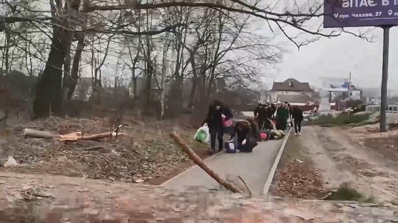 ウクライナ・イルピン　6日　避難中もロシア軍による攻撃が続く