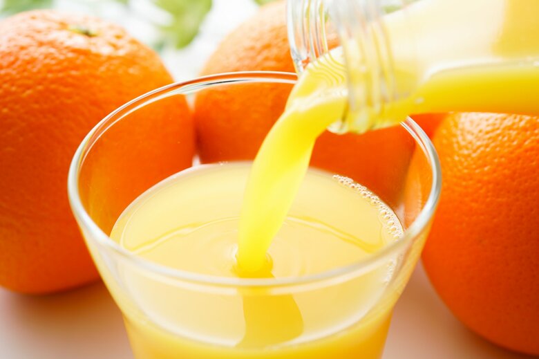 意外にも果汁100％ジュースに添加されていることも（画像はイメージ）