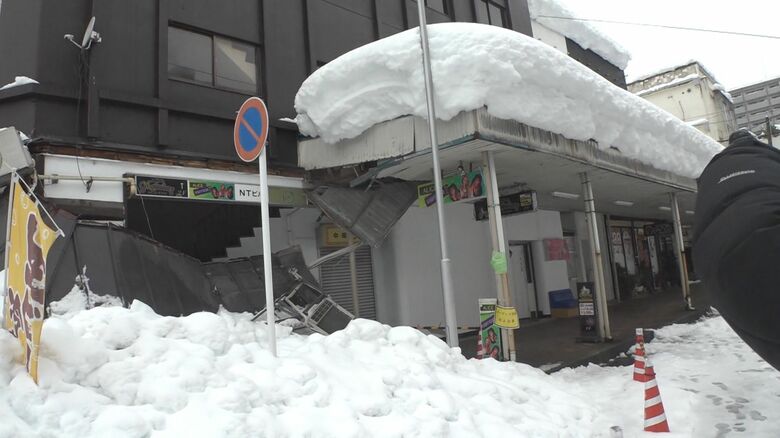 崩れ落ちたアーケードの屋根