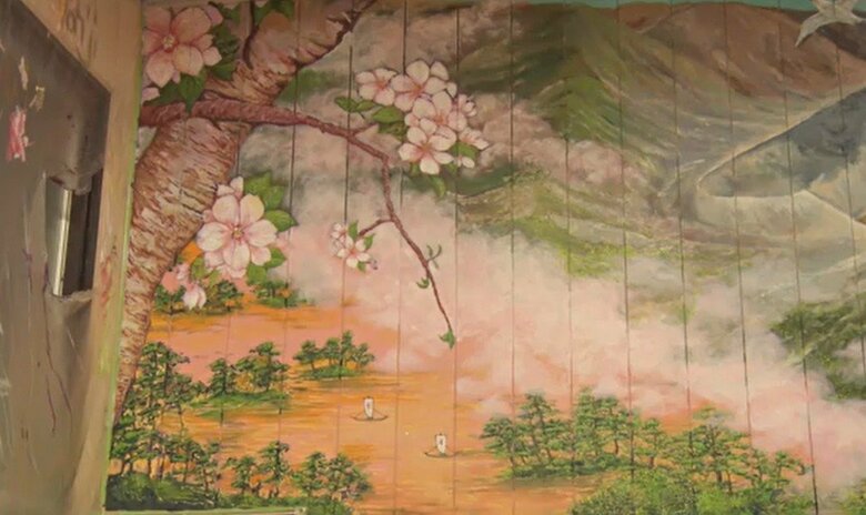 女湯側には美しい桜が描かれた