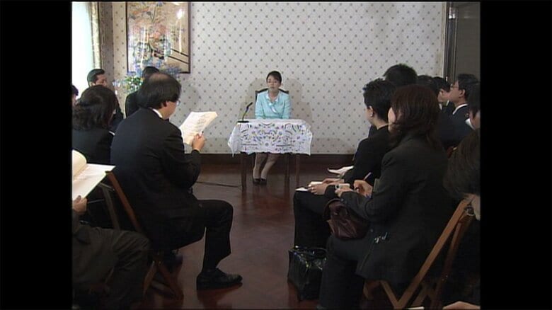 成年になり会見される瑶子さま（2003年）