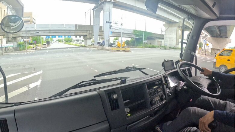 運転席の真下は死角に