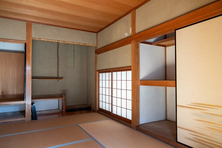空き家の状態が続くと建物の劣化などのリスクも（画像：イメージ）