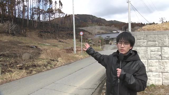 大船渡市赤崎町合足でリポートをする福島テレビ・氏家彦斗記者