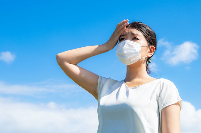 マスクを着用していると水分補給が煩わしくなってしまうことも（画像はイメージ）