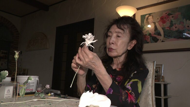 自宅アトリエで制作に没頭する小野さん