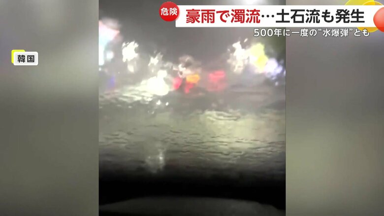 激しい雨でワイパーが役に立たず、前が見えない車