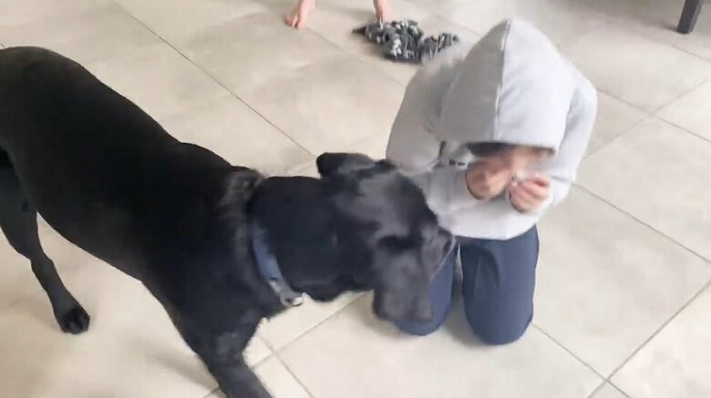 家の中ではご褒美の氷をもらっている長男が