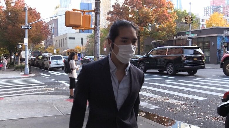 小室圭さんは、耳にイヤホン、髪の毛は後ろに束ねていた。眞子さんの姿はなかった。