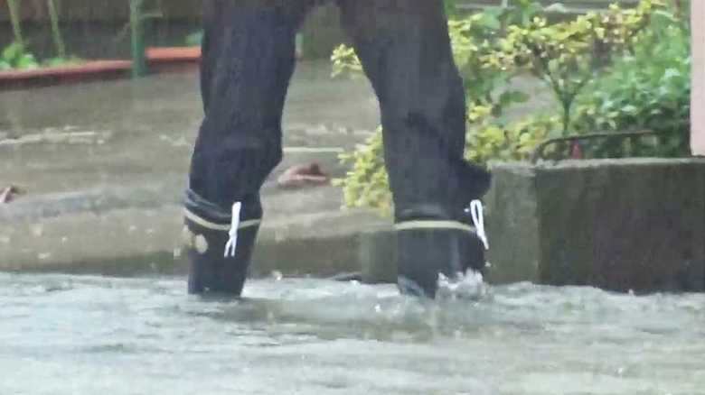 長靴はNG！？水浸しの中で避難する時に適した服装【台風13号】