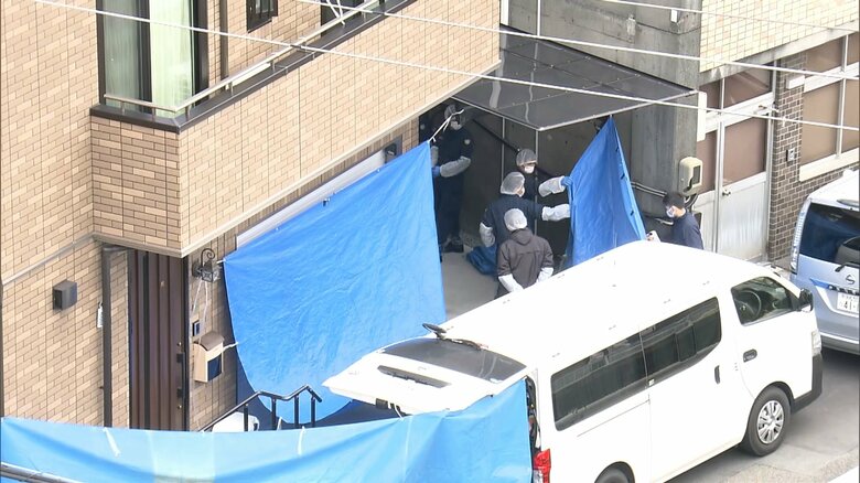 男の自宅を調べる捜査員（2023年2月）