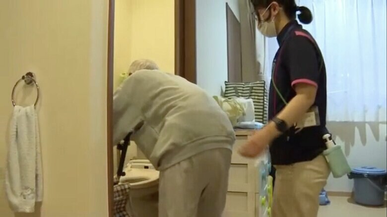 トイレの介助を行う介護士の安村幸恵さん