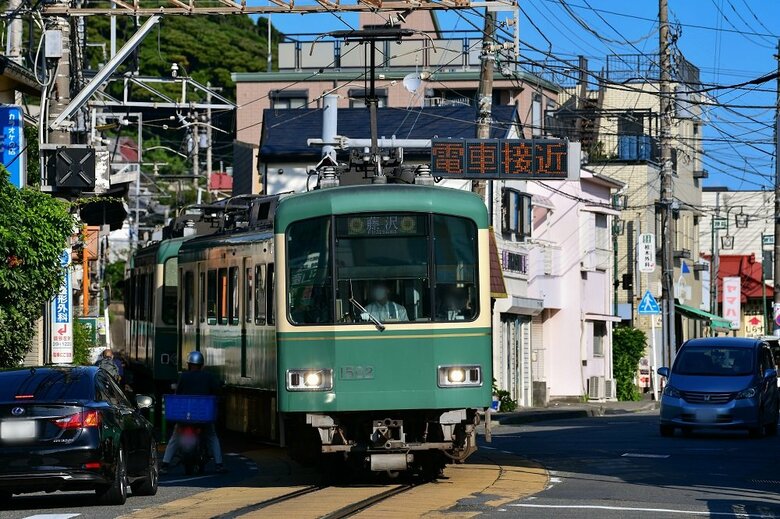 路面区間を走る江ノ電