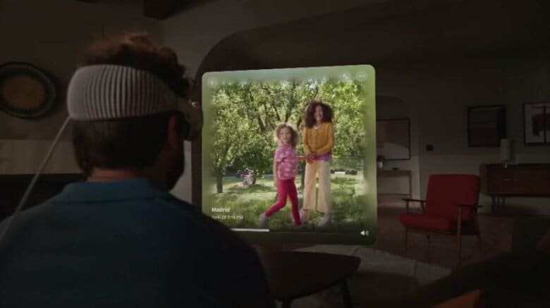 モニターのない場所にディスプレイ出現　提供：アップル