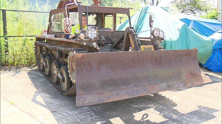 改造ブルドーザーの試運転をする小林さん