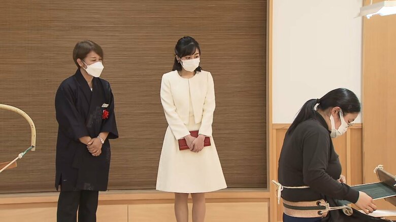 結城紬の施設を見学された佳子さま