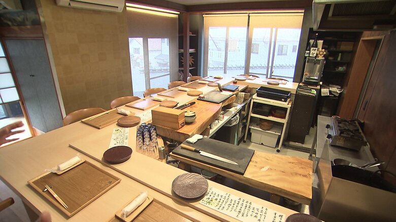 コの字型カウンターは客席から板場が見える造り