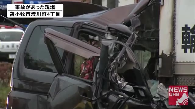 トレーラーにワゴン車追突し