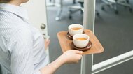 お茶くみなどの「雑務」を女性社員がさせられる…断っても大丈夫?対処法と法的責任を弁護士に聞いた