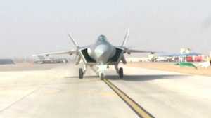 中国国産ステルス戦闘機J-20、実戦配備の思惑と影響