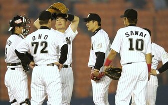 開幕願い プロ野球のユニフォームで手作りマスク 長いトンネルでも明けない夜はない