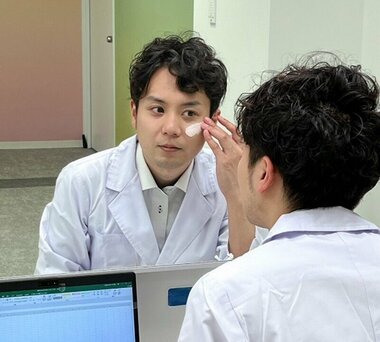 さらなる高みを目指して。花王の男性研究員たちが果敢に挑戦した高持続化粧下地の開発