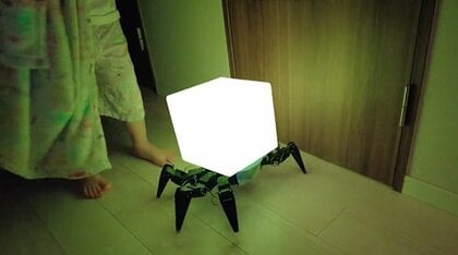 もう夜中のトイレも怖くない? “歩くランプ”が暗い廊下を照らす…「いや、これが怖い」子どもの反応を聞いた