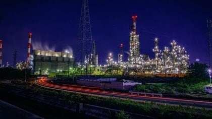 まるで闇夜に浮かぶ軍艦…近未来的風景がたまらない「工場夜景」10選【一人旅研究会の“日本”ノスタルジック写真館】