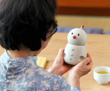 2025年問題に挑む!ChatGPT×伝え方ラボの『AI見守り会話サービスMaMo.』が高齢者の孤独と認知症予防をサポート、大阪・関西万博に出展