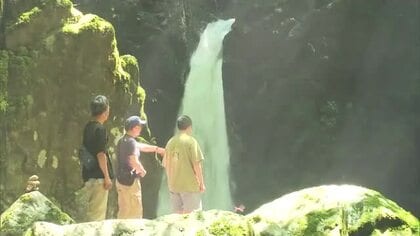 岡山県北の納涼スポット「山乗渓谷」にぎわう…清流のせせらぎ聞きながらそうめん流しも【岡山】