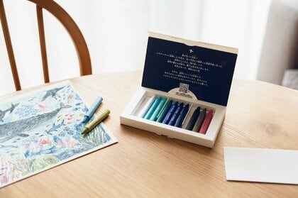 海の色は何色? 世界12カ所を再現「海のクレヨン」は青だけではない