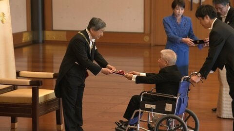 「秋の叙勲」大綬章親授式　天皇陛下が尾辻前参院議長らに勲章「長年国や社会に尽くしてこられたことに感謝」　高市首相の夫・山本拓氏には旭日大綬章