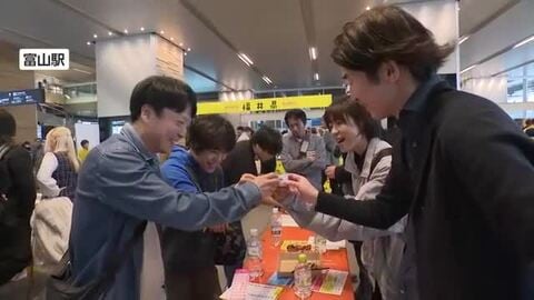 北陸３県の日本酒が勢ぞろい　富山駅で観光客向けの試飲会　150銘柄の日本酒を飲み比べ