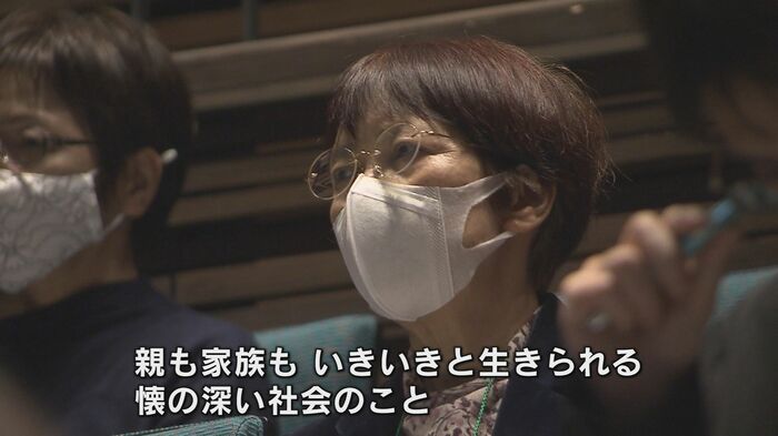 講演を聞く智子さん