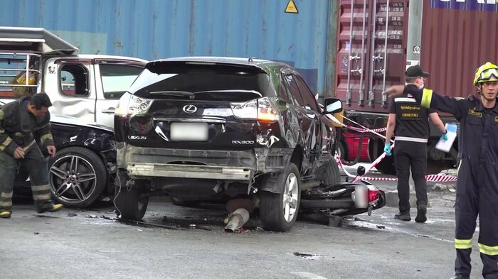 踏切付近では、バス以外にも複数の車両が大破していた