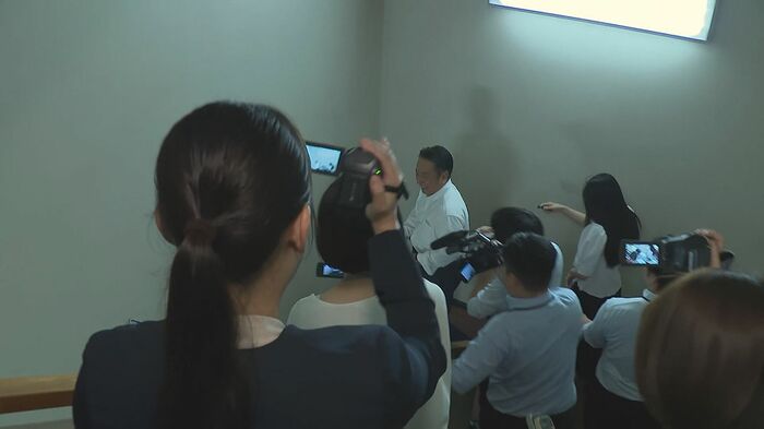記者も県議を追いかける…
