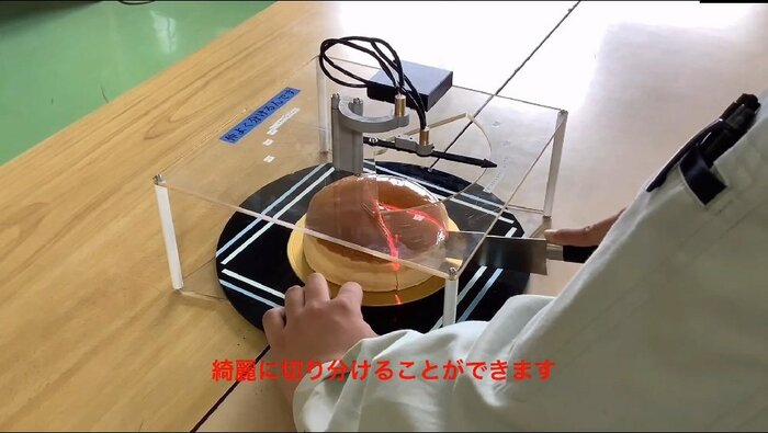 レーザーに合わせて包丁でカット(画像提供:国東高「工業技術部」)