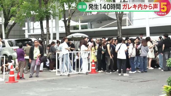 マッサージ店の中にいた多くの人たちが外に避難する様子